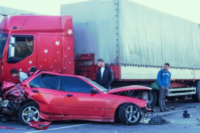 Tres jóvenes sufren un accidente de camión