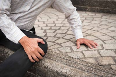 anciano que se cae, accidente de la tercera edad