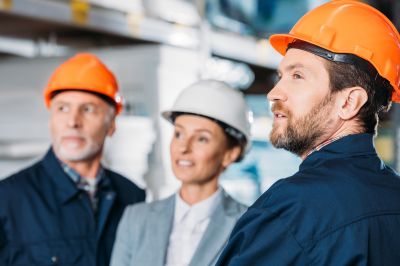Los ingenieros miran al edificio en construcción