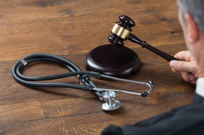 Juez golpea el martillo con el estetoscopio en la sala del tribunal