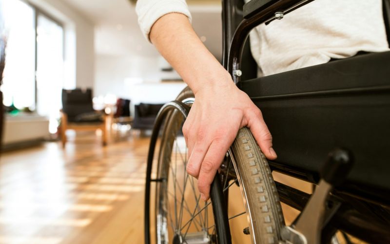 persona en silla de ruedas