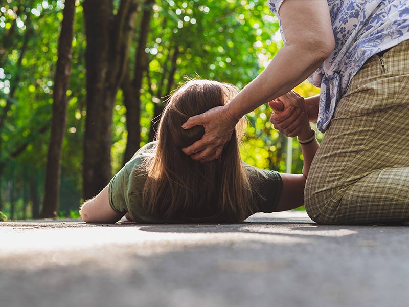 woman who fell and hit her head being helped up